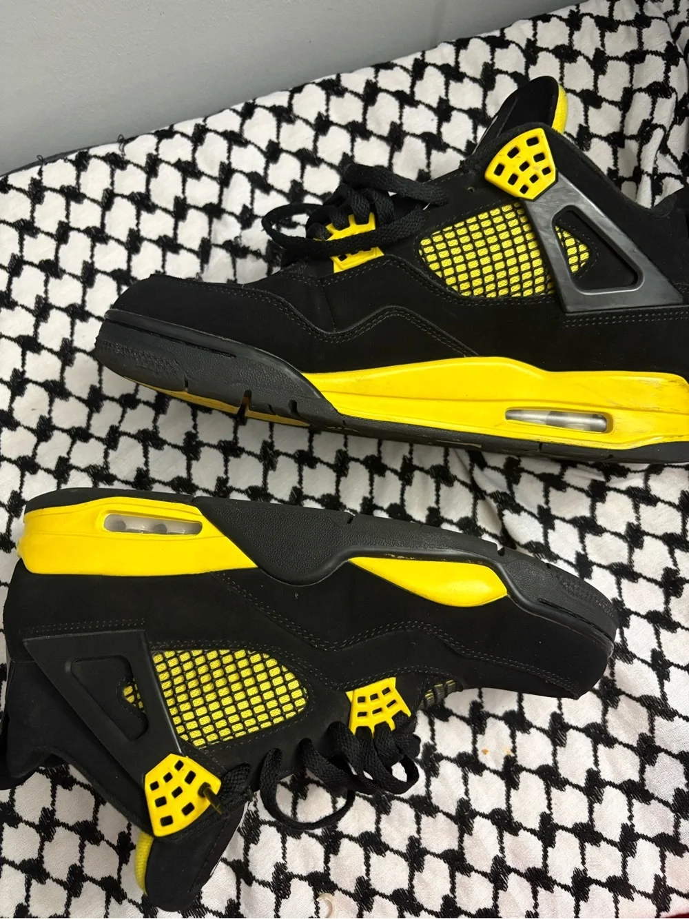 Jordan 4 Black and Yellow Thunders Retro Basketball Sneakers